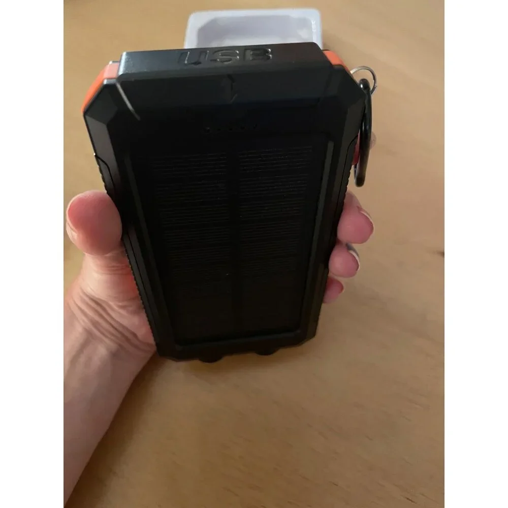 New Safe Speed Outdoor Protection Solar Power Bank with Ultra Bright Flashlight